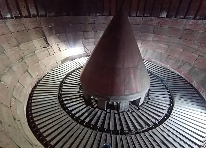 Flat bottom silo discharging 
