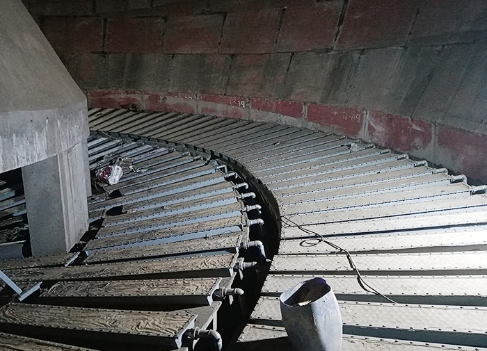 Flat bottom silo discharging 