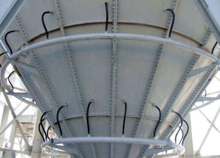 Hopper bottom silo discharging