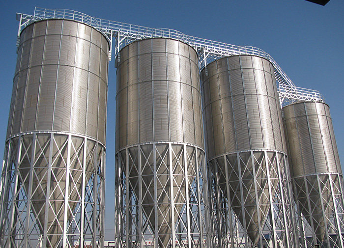 Plastic particle steel silo